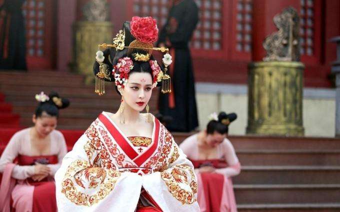 武则天年过76，仍与两位美貌男宠花天酒地，8年后才发现她真高明