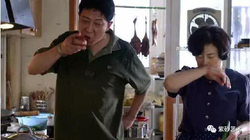 泡茶烫手的紫砂壶是真的还是假的,紫砂壶和陶瓷壶哪个不烫手