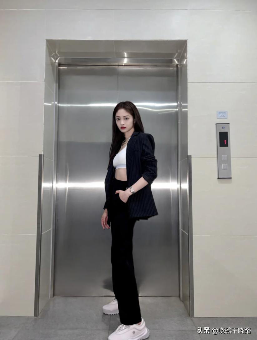 一件黑西装多种穿法,教你最实用的西装穿搭技巧