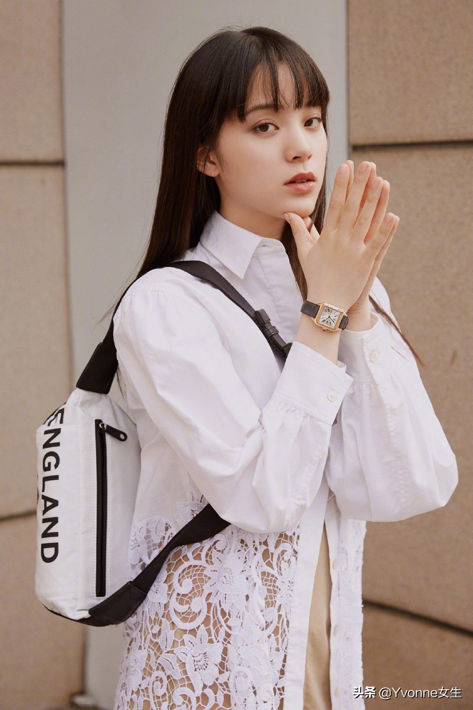 刚剪完刘海出来天空好像下雨了,自己剪齐刘海变成修饰脸型的刘海