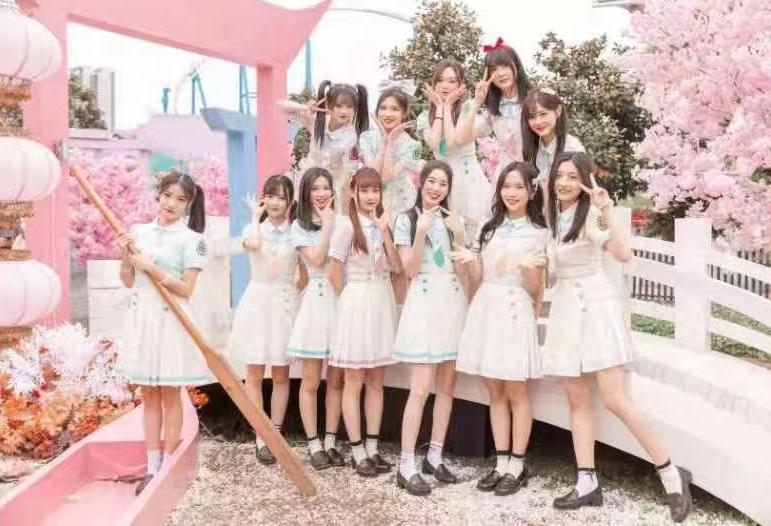 跨次元破圈派对超燃来袭,李艺彤惊喜现身欢乐谷