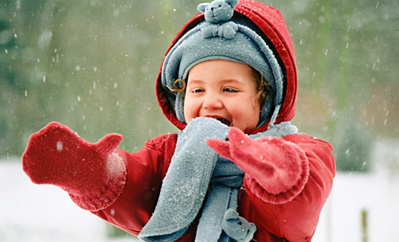 宝宝冬天也会“中暑”？冬季给娃穿衣，一摸二看便知是否够