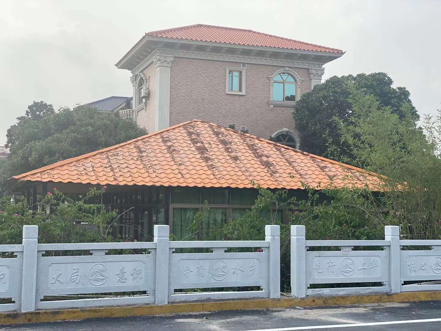 树脂瓦与彩石金属瓦哪个好,树脂瓦和金属瓦哪个好用