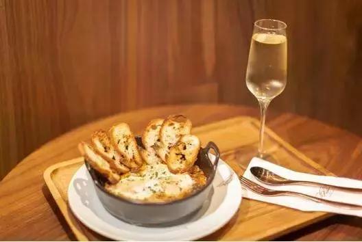 肯德基卖奶茶、王老吉开实体店,干餐饮不变就得“等死”