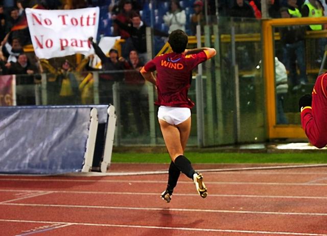 不脱球衣脱球裤，宁就是传说中的脱裤魔？