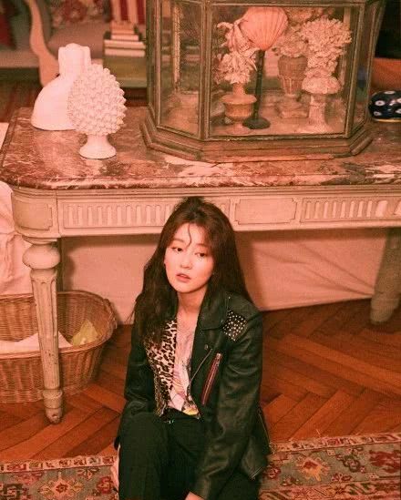 张钧甯挑战皮衣诱惑赶时髦！连衣裙套装+红唇实力扮酷