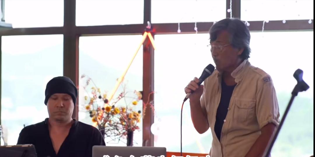 买二手衣服回家补、一张椅子用18年，这8位明星，有钱也没乱花