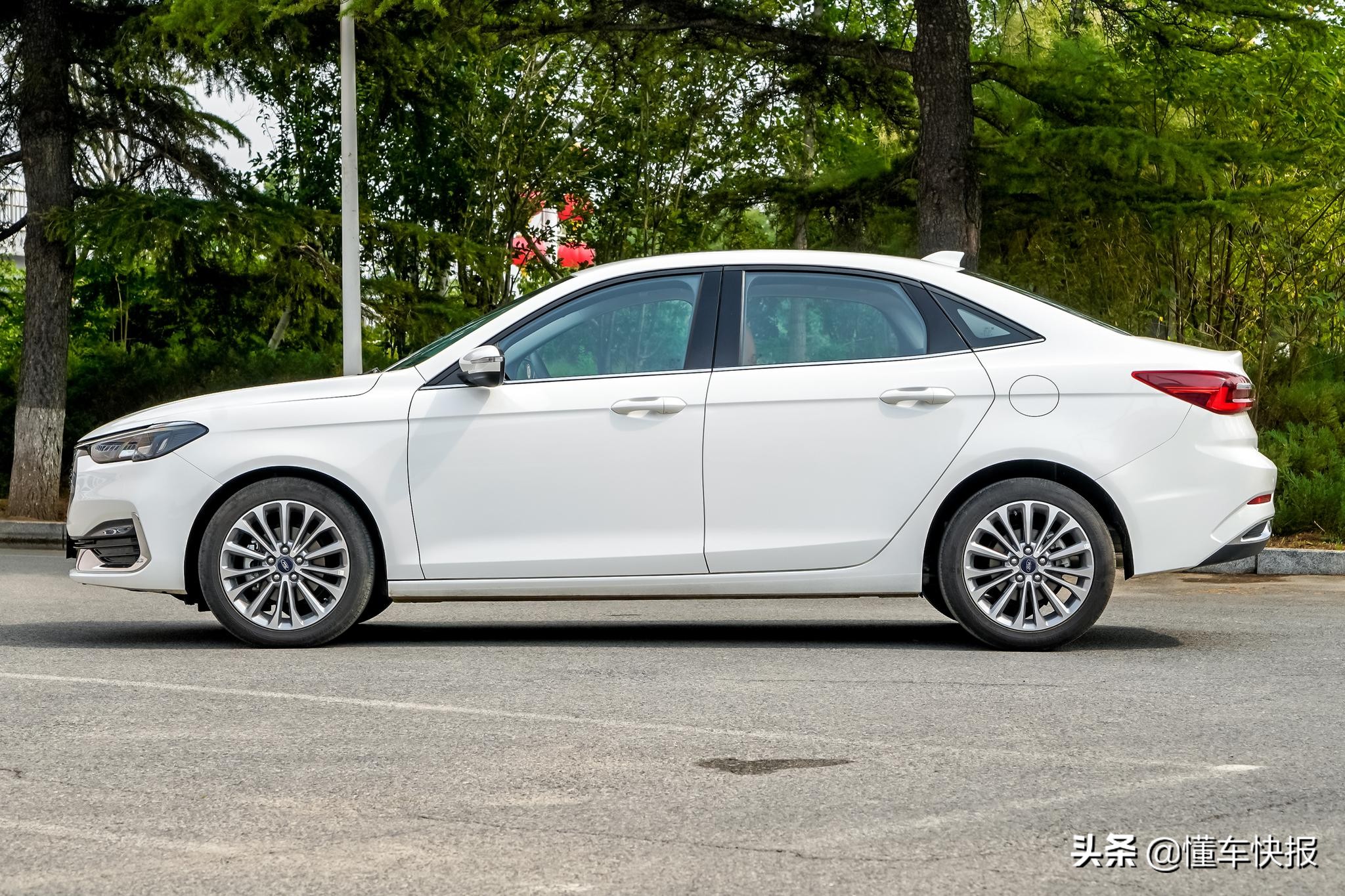 15款朗逸1.6二手车对比2017款福睿斯,福特福睿斯和大众朗逸谁的价格高