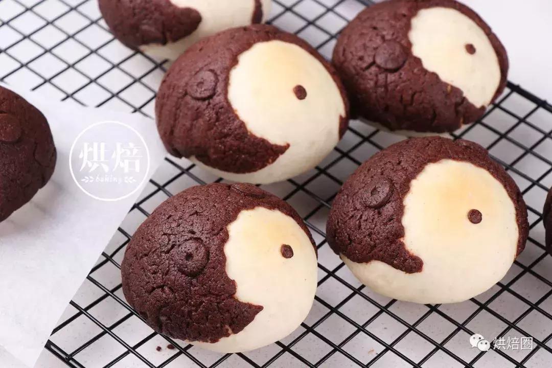 像这样把饼干皮覆在面包上就能烤出一大波孩子都爱的刺猬面包~