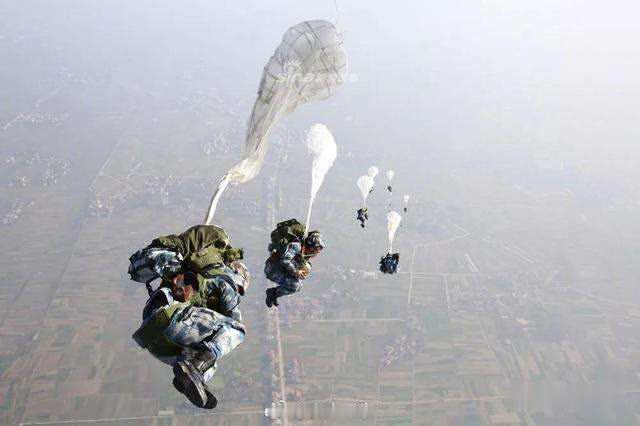 中国女空降兵训练,中国空降兵帅气动作