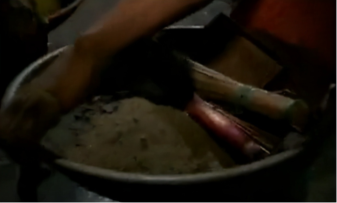 印度穷人下水道里淘金,印度穷人淘金