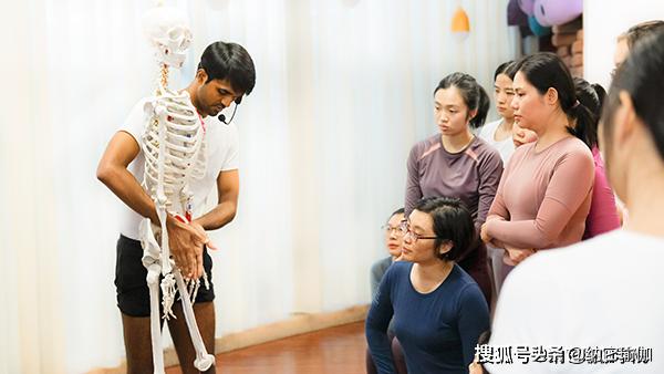 瑜伽小白可以学瑜伽教练吗,学瑜伽当瑜伽教练怎么样