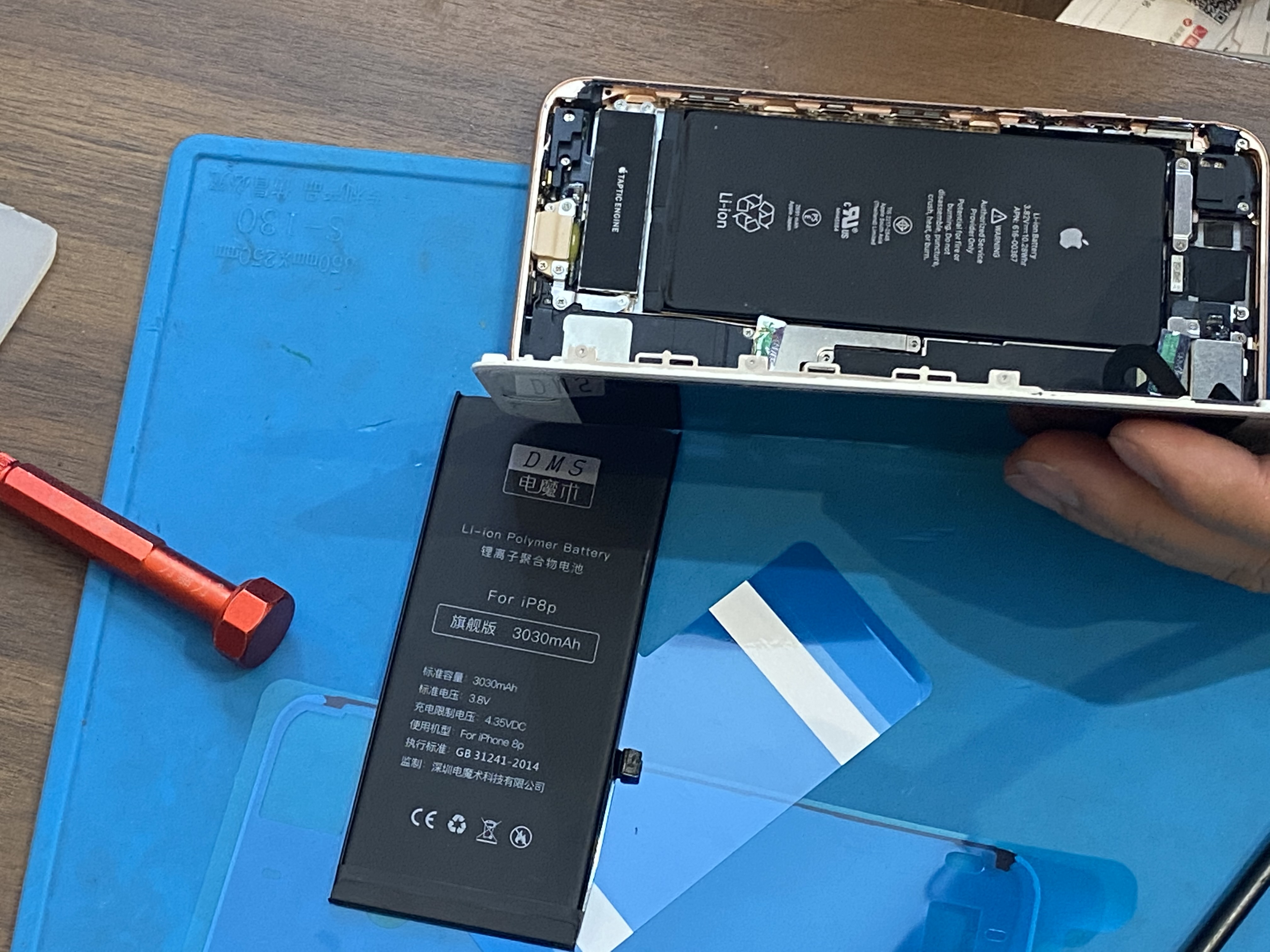 iphone8p更换官方电池,苹果8p更换第三方电池会怎么样