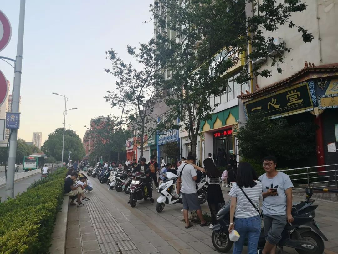 昆明每天卖的最好的美食,昆明每天卖几百桌的街边美食