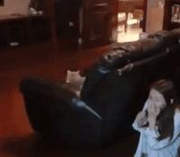 搞笑gif你以为我会乖乖地转圈吗,打着伞跳舞搞笑视频