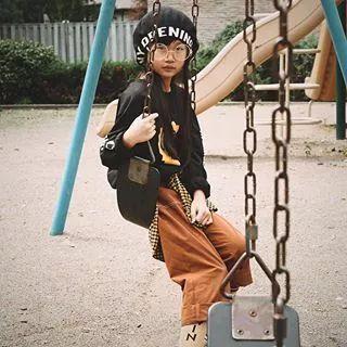 9岁小姑娘滑板视频,9岁滑板女孩