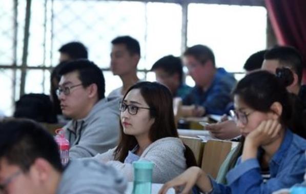 高中和大学哪个更累？4张图告诉你真实答案，个中心酸自行体会