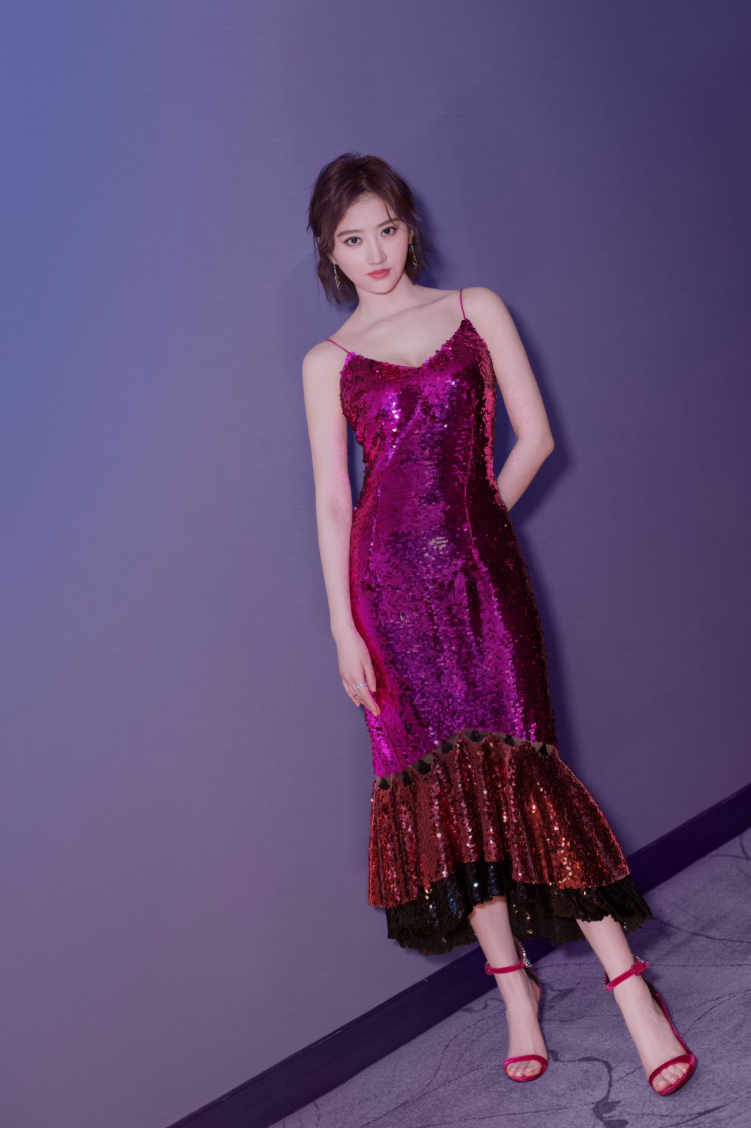 景甜烟熏妆,景甜复古红衣搭配黑裙