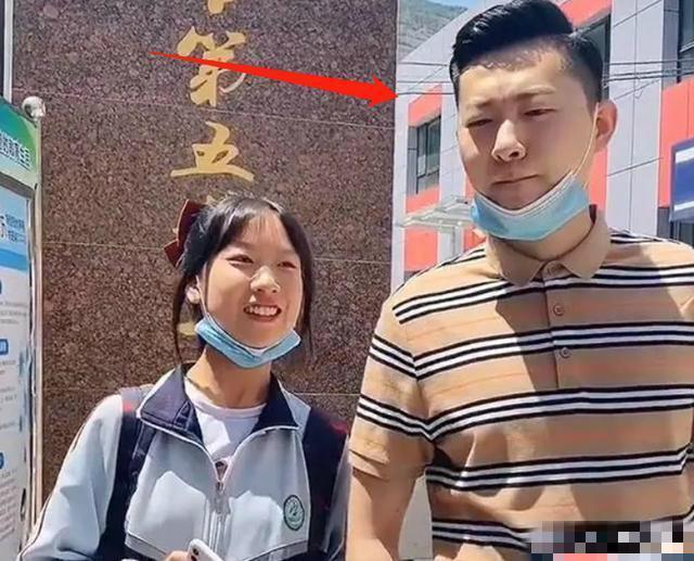 最年轻爸爸接女儿放学被认作情侣,最年轻爸爸接女儿放学被老师误会