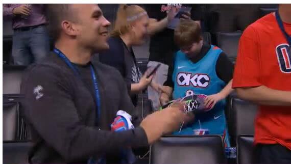 nba送球鞋给球迷为什么要取鞋垫,nba球员有哪些穿欧文球鞋的