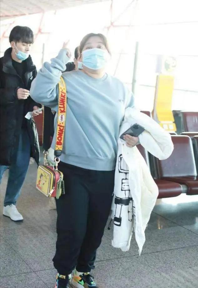 贾玲不仅有才更会穿，体重200斤仍穿出时尚感，自信大方又减龄