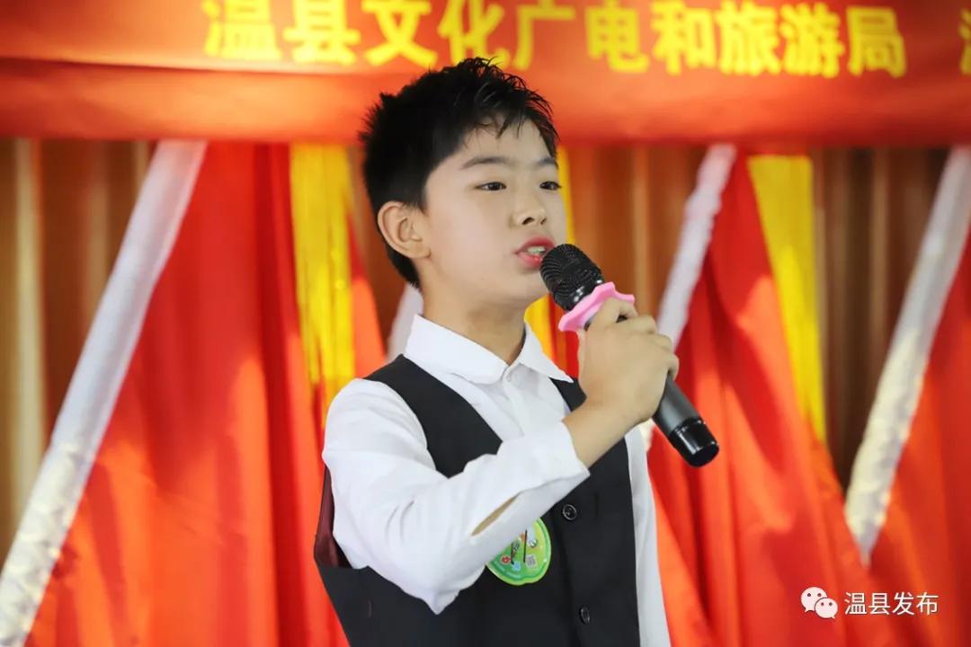 六岁孩子听感人朗诵,孩子朗读被感动