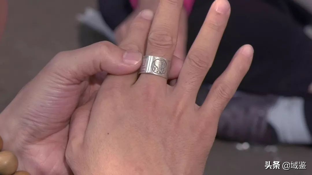 帅气主播地摊淘黄铜墨盒，遇上爽快嫂子给实在价