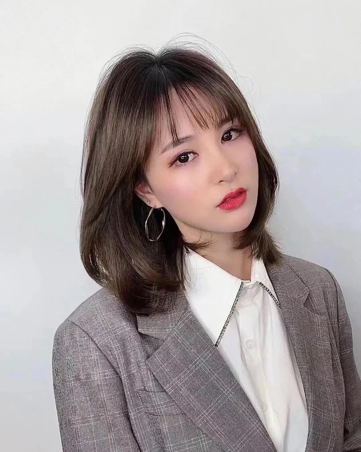 适合小脸的烫发中短发夏季,这个季节最流行的短烫发