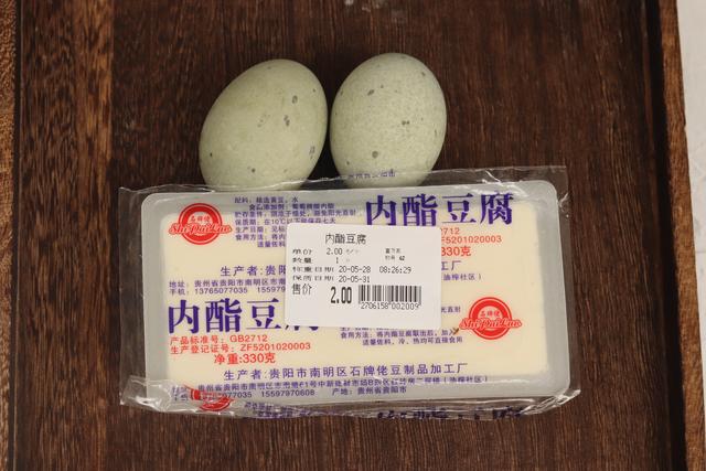 皮蛋豆腐的皮蛋怎么切,切皮蛋丁不粘刀小窍门