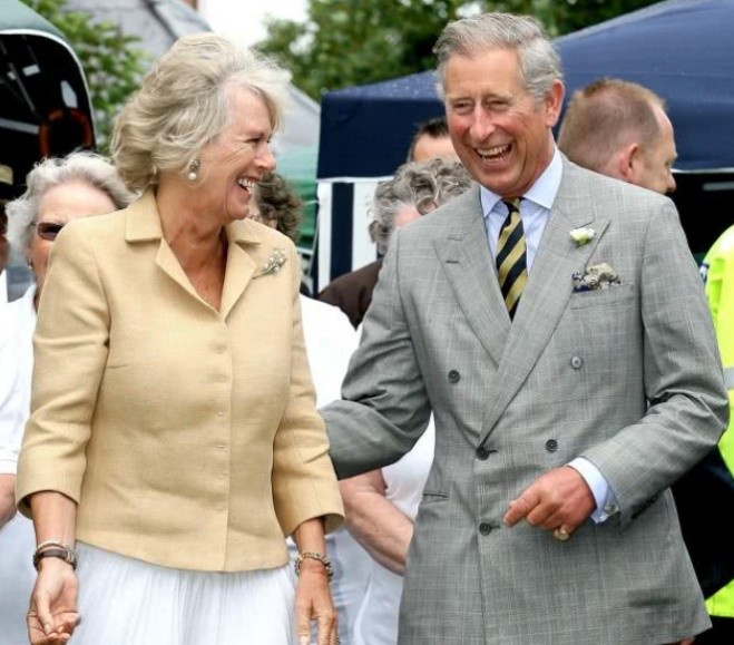 马克龙真暖心，帮布丽吉特整理领口怕走光，真爱程度不亚于查尔斯