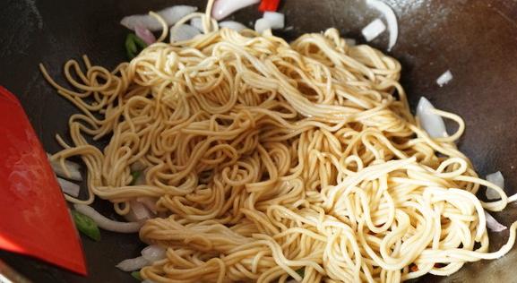 饭店炒面的家常做法视频,饭店炒面的正确做法