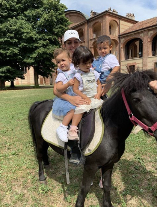 c罗一家三口的打扮,c罗一家人出去旅游