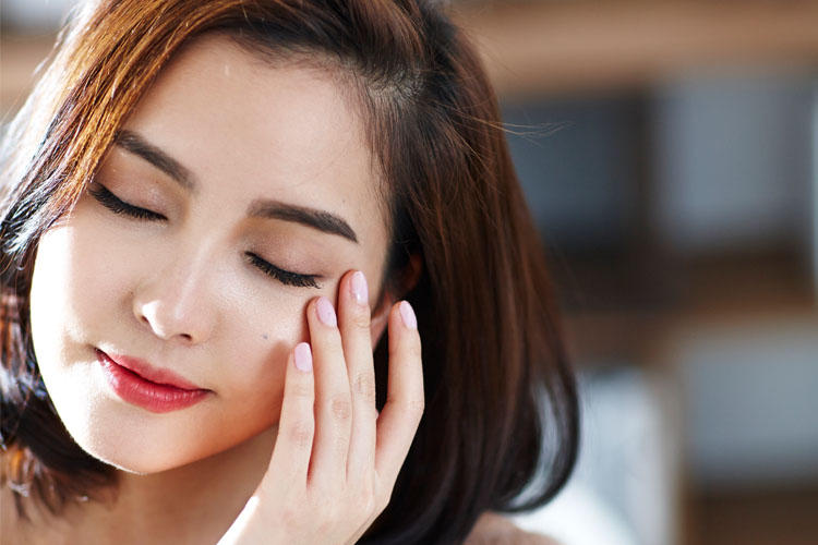 眼霜的正确涂抹方法是怎样的,掌握正确的眼霜涂抹方法