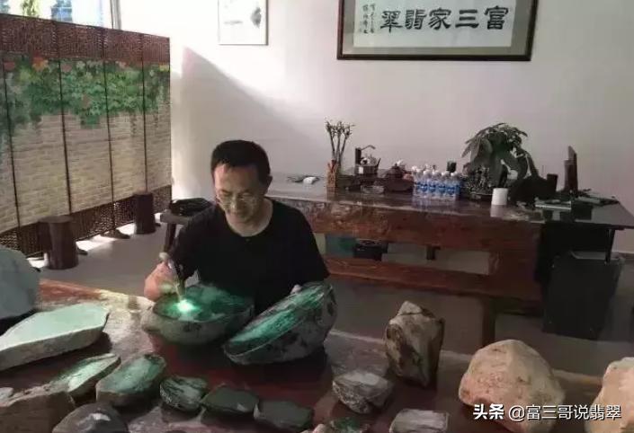 100元左右的翡翠手镯是真的吗,价格过亿的翡翠手镯