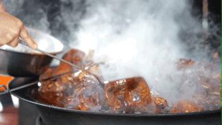 柴火灶铸铁大锅,大铁锅炖羊肉面