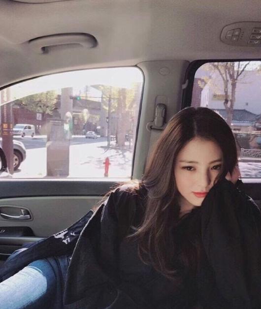 南韩“小宋慧乔”，黑色紧身V领针织衫显气质，越看越喜欢