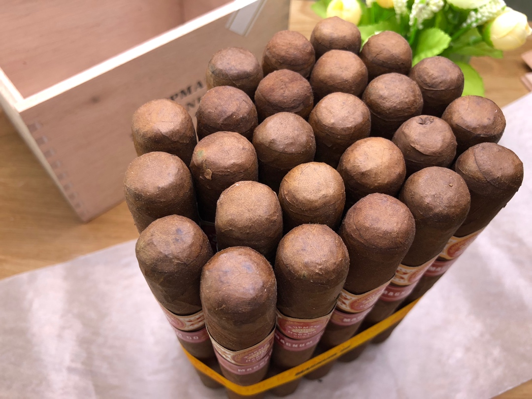 尾牙将至,同事聚餐互相装X,你拿出雪茄静*坐静**着看他们,那场景