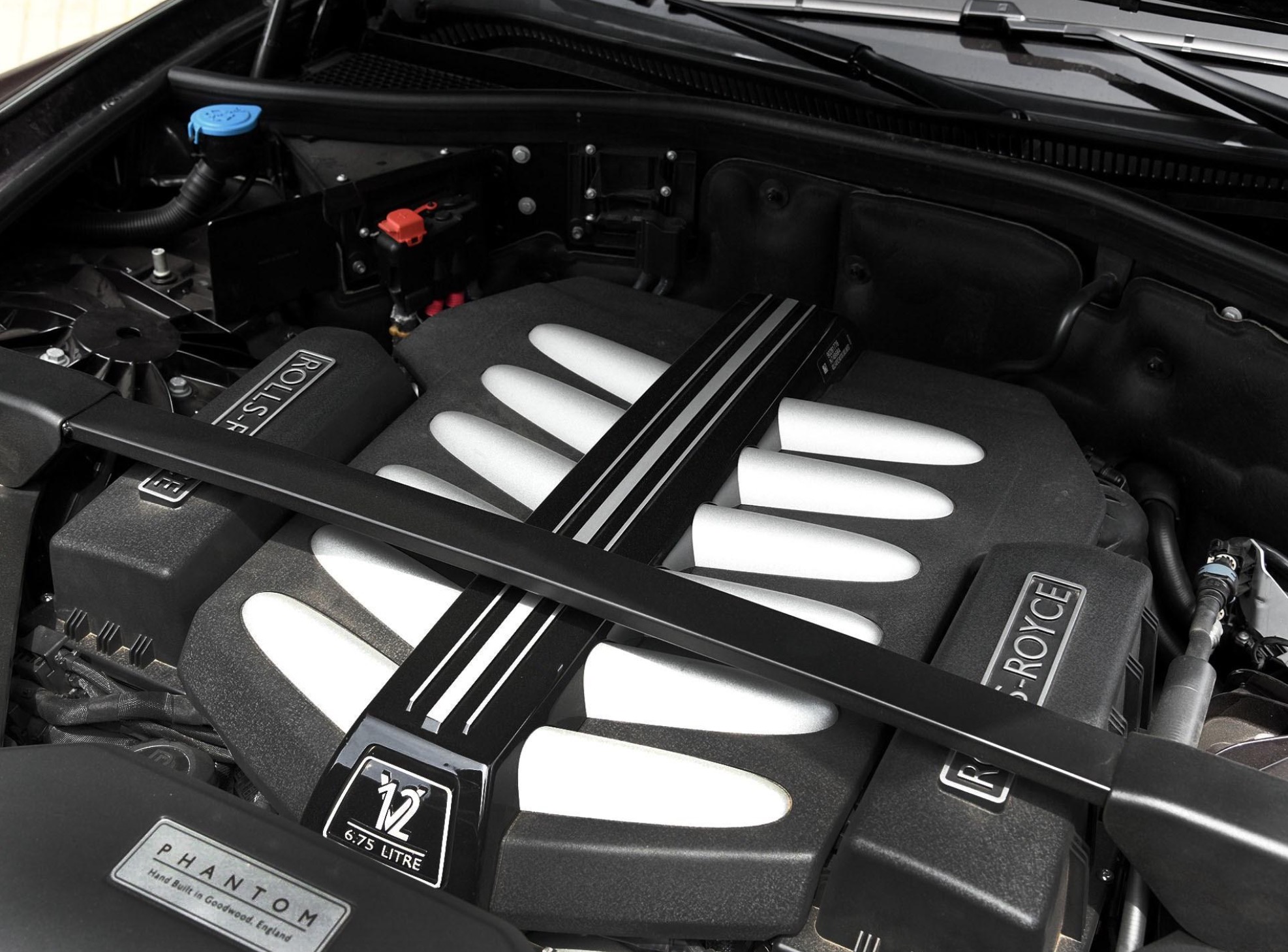 又一行政级豪车，配V12发动机、星空车顶、吧台、酒柜，要啥有啥