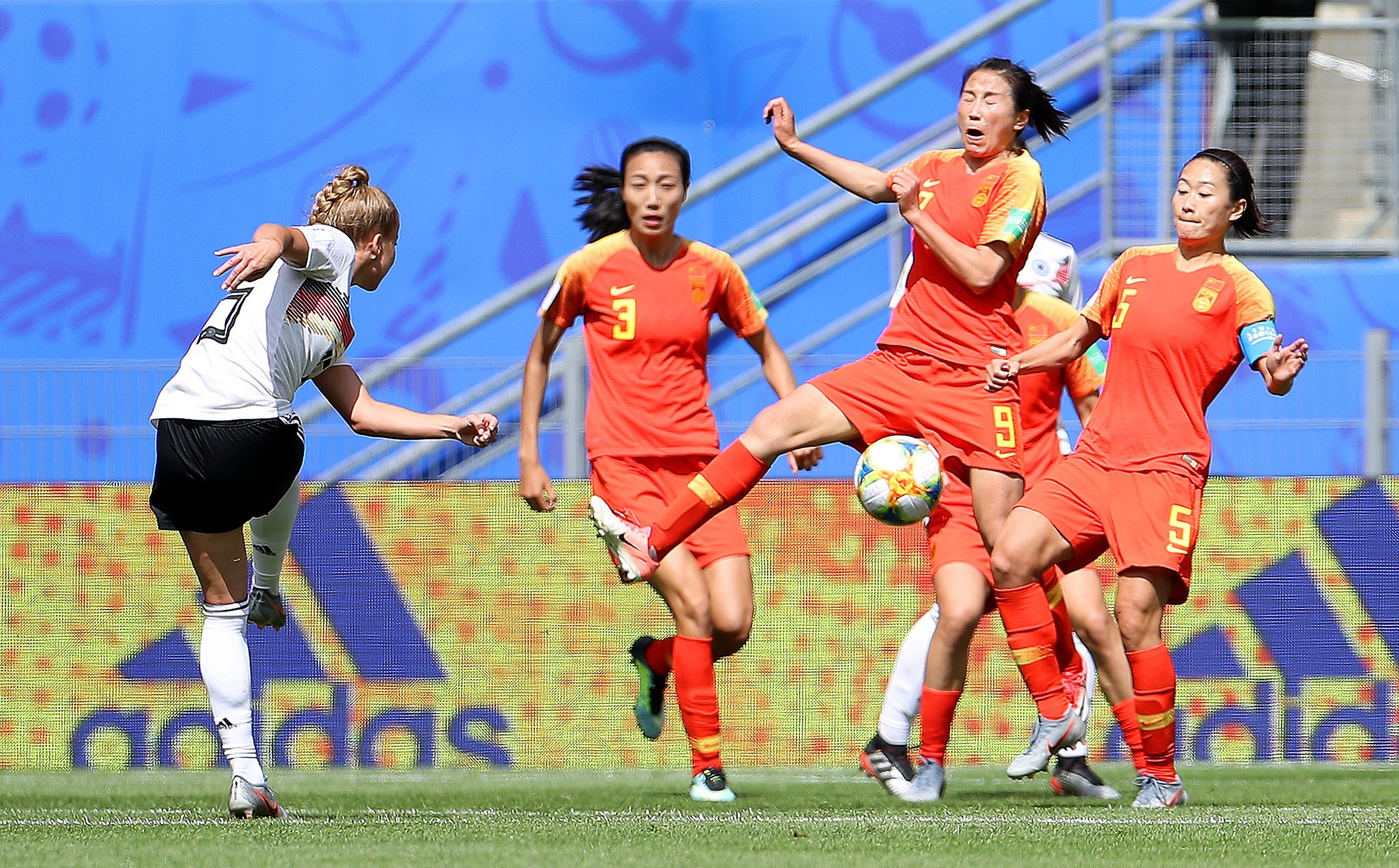 王霜进球贾秀全脸色铁青,王霜进球为什么贾秀全面色铁青