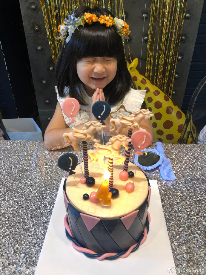 张亮晒女儿生活照,张亮两岁女儿近照曝光萌态十足