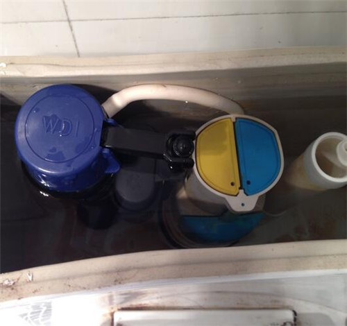 坐便器水箱漏水但找不到漏水点,马桶漏水怎么检查哪里漏水