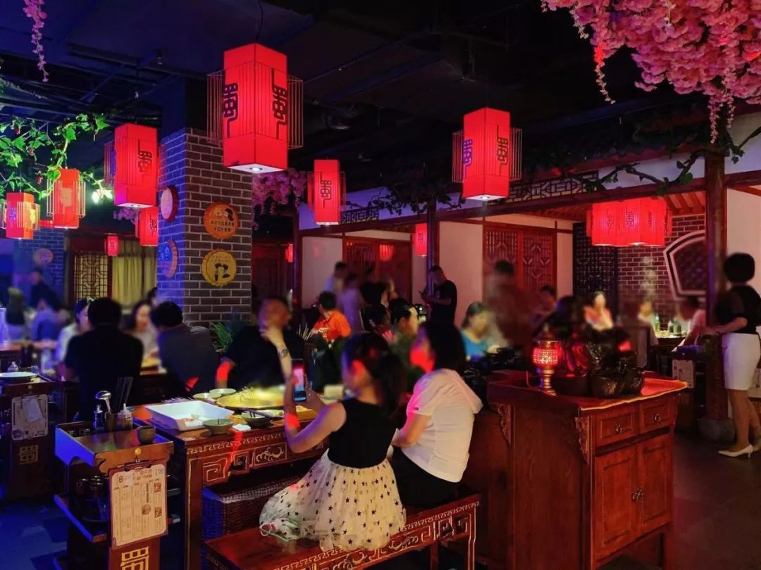藏在火锅店里的最强演艺，吃着火锅听着歌，长春这家店真是嗨爆了
