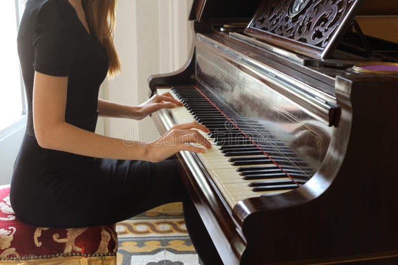 男孩子学古筝还是钢琴好,吉他钢琴古筝哪个更容易学