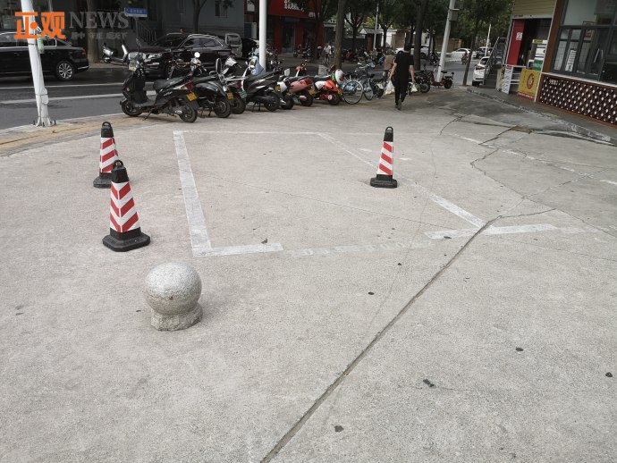 商家私设反光锥这事儿该由谁解决?