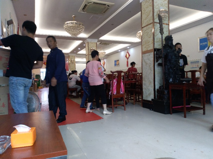 今天九月十三日，姨夫姨姐家喜添孙子，亲朋相聚侏儒民众大酒店！