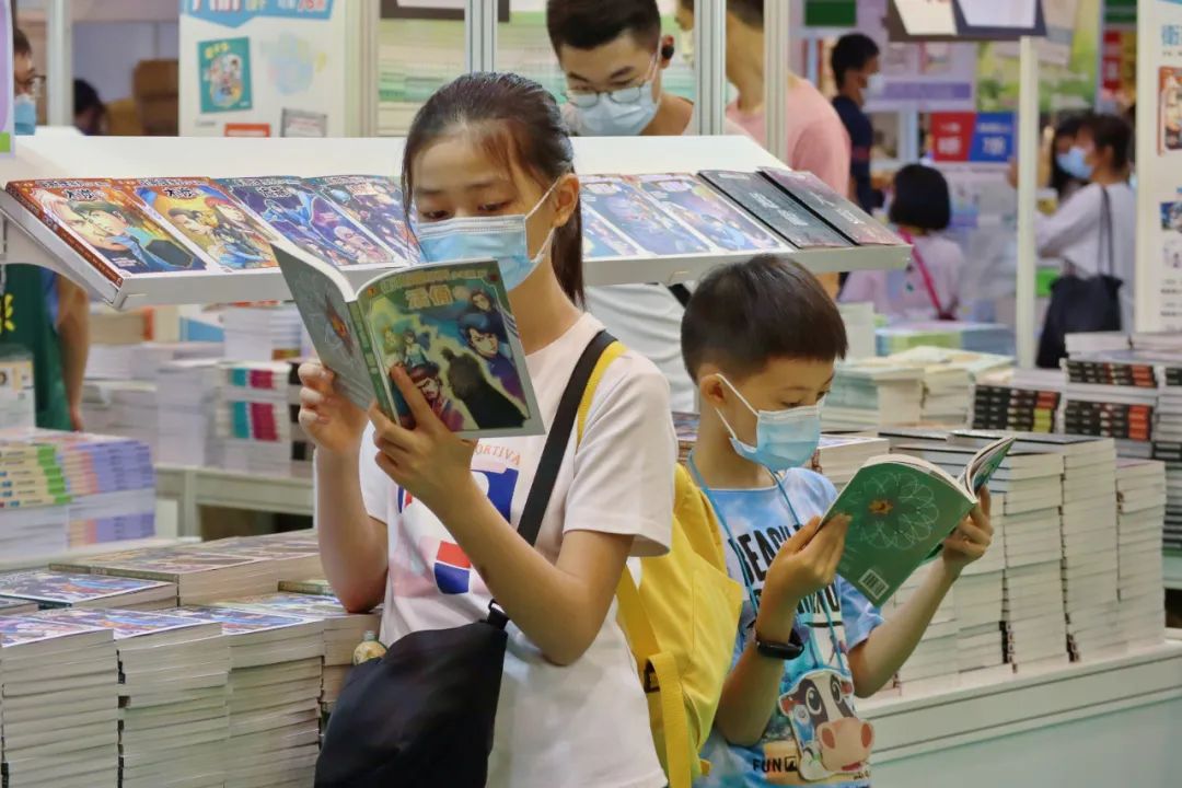 香港亚洲博览馆后疫情时代,香港书展周日爆棚场内外人潮涌动