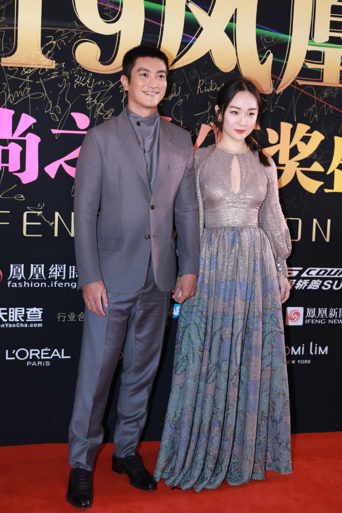 霍思燕现身机场时髦打扮秒变18岁,霍思燕颜值巅峰白纱裙