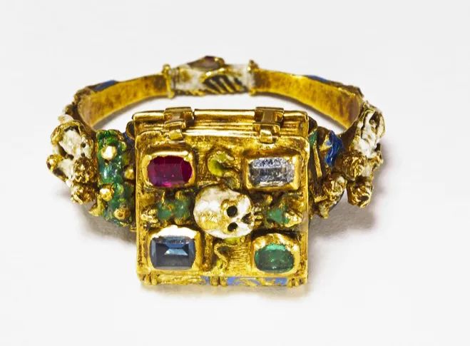 珍珠当牙签，红宝石镶圣经，还是Gucci和香奈儿的灵感缪斯