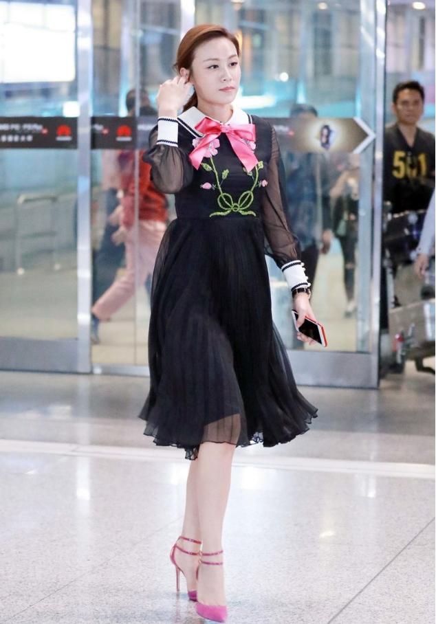 叶一茜穿缎面裙,叶一茜的穿搭还挺清凉的