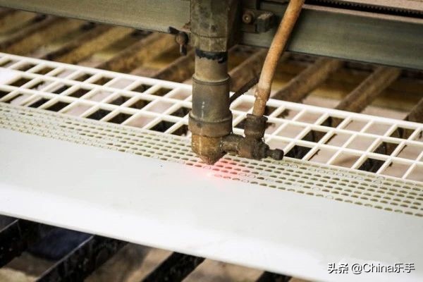 跟随帝声乐器参观世界著名吉他制造商之一Cort印度尼西亚工厂